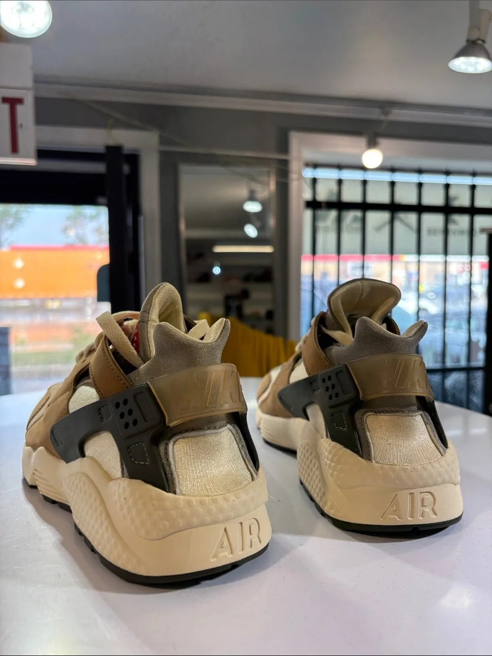 Nike Air Huarache LE Desert Oak Size 8.5 M 10 W